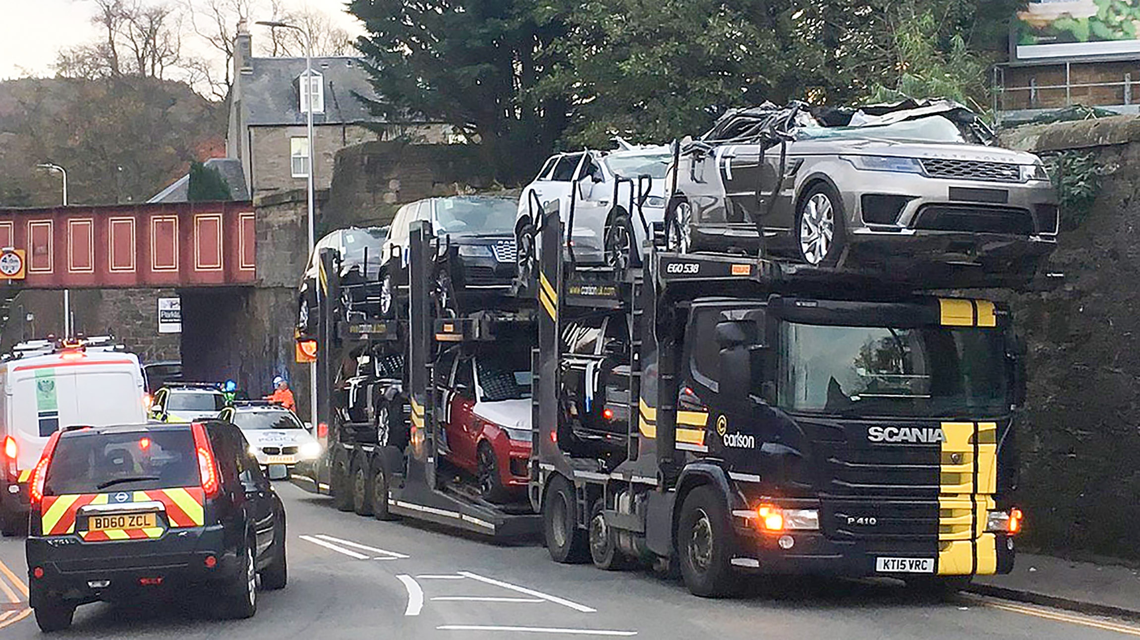 Tai nan hy huu, loat Jaguar va Range Rover bien thanh xe mui tran hinh anh