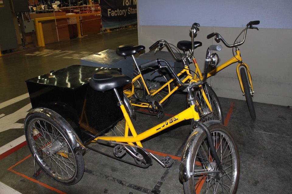 Ben trong nha may san xuat Boeing anh 10