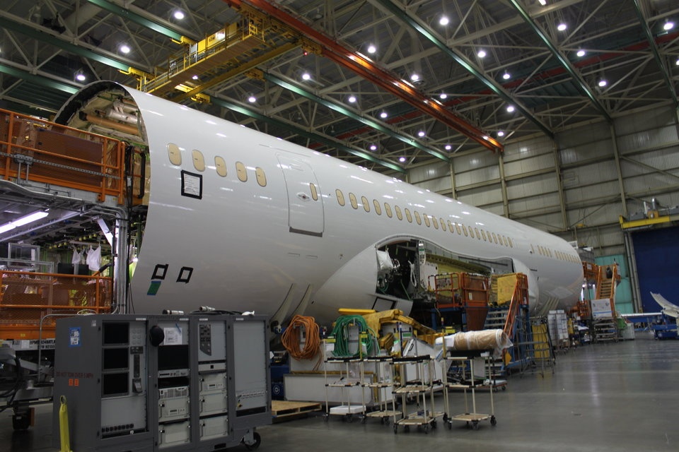 Ben trong nha may san xuat Boeing anh 15