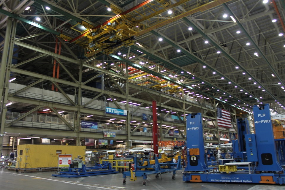 Ben trong nha may san xuat Boeing anh 2