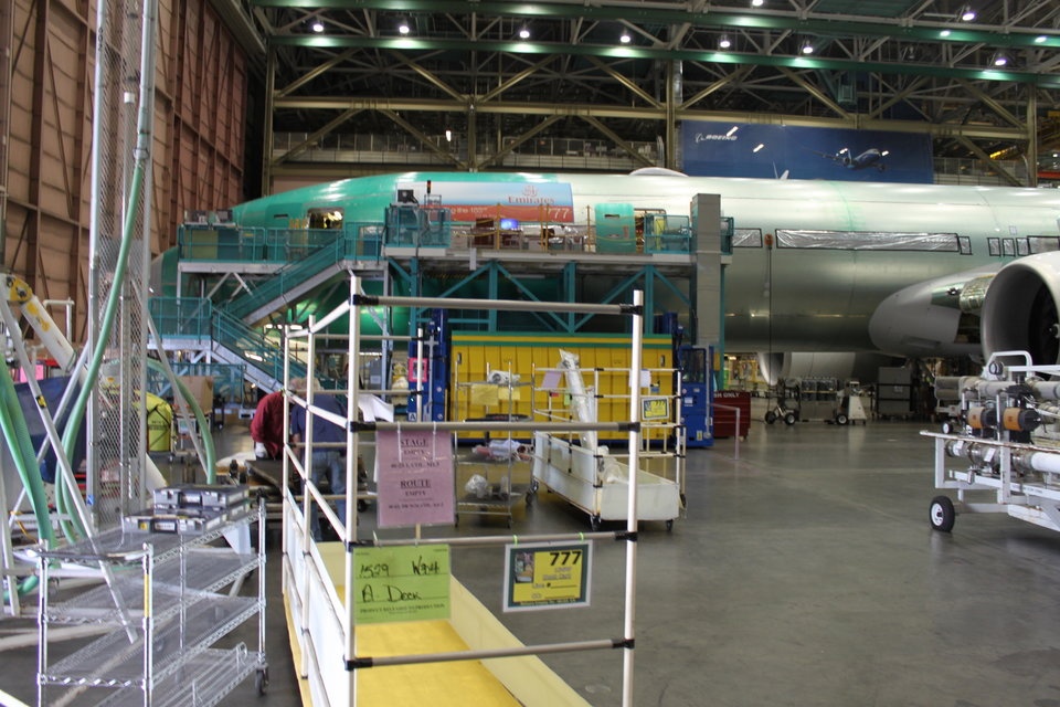Ben trong nha may san xuat Boeing anh 5