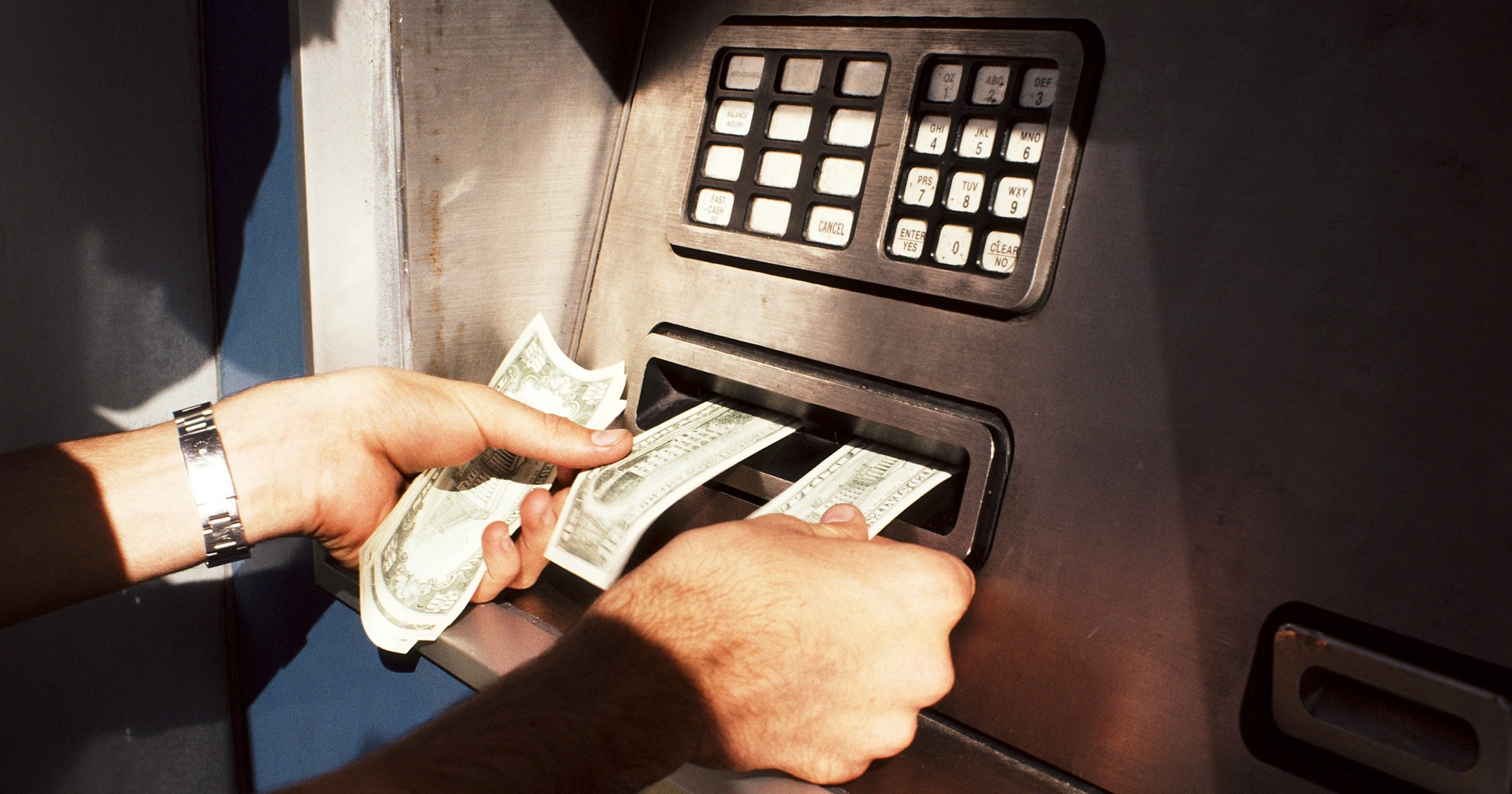 Trom tai khoan ngan hang bang smartphone anh 1