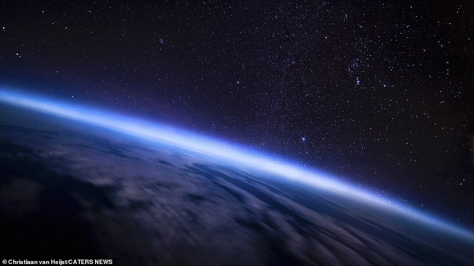 Troi dem nhin tu tren cao anh 4