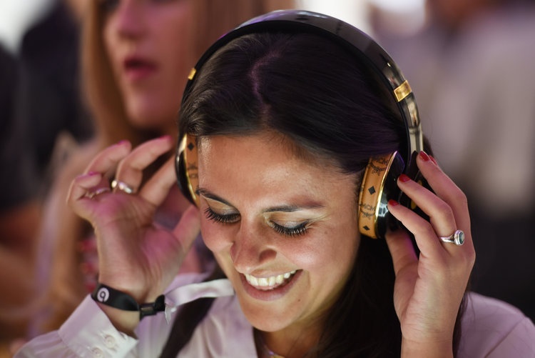 Apple co the ra tai nghe over-ear moi, khong phai Beats hinh anh