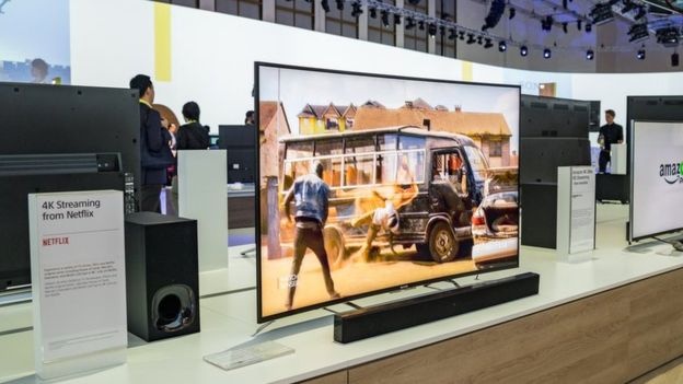 TV man hinh lon thong tri phong khach anh 1