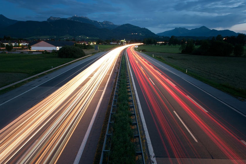 Nguoi Duc tranh cai gay gat de xuat Autobahn gioi han toc do hinh anh