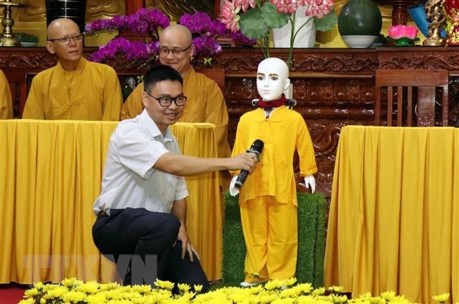 Robot 'chu tieu Giac Ngo 4.0' xuat hien o Viet Nam hinh anh