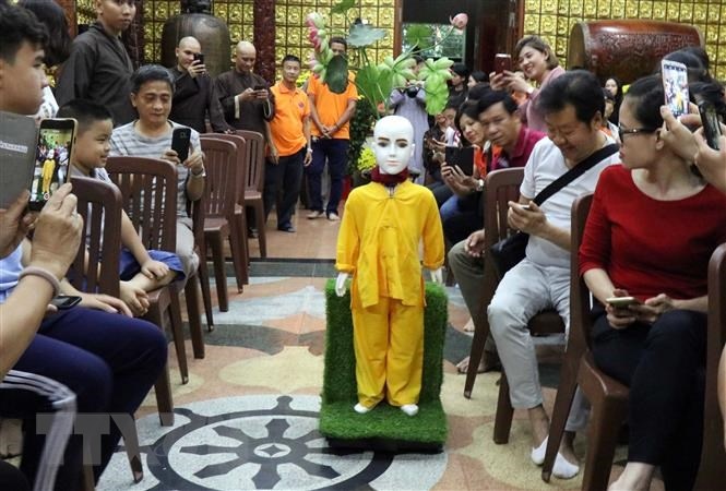 Ra mắt Robot chú tiểu Giác Ngộ 4.0 ảnh 2 Ra mat Robot chu tieu Giac Ngo 4.0 anh 2