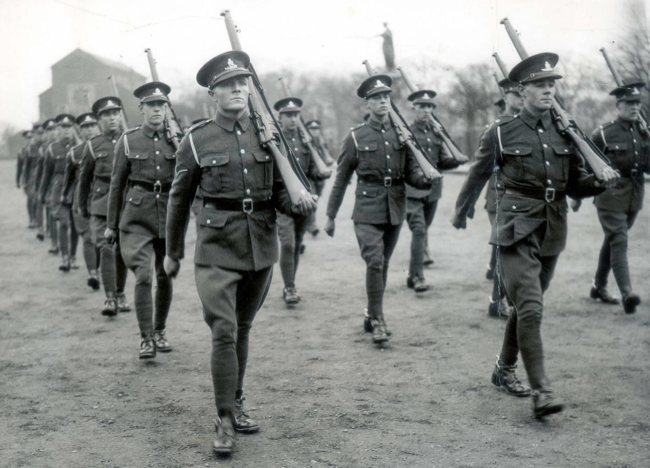 AI bien anh trang den thanh anh mau anh 21