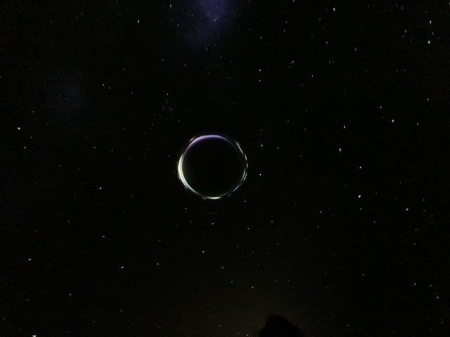 Cam giac ben trong mot ho den anh 5