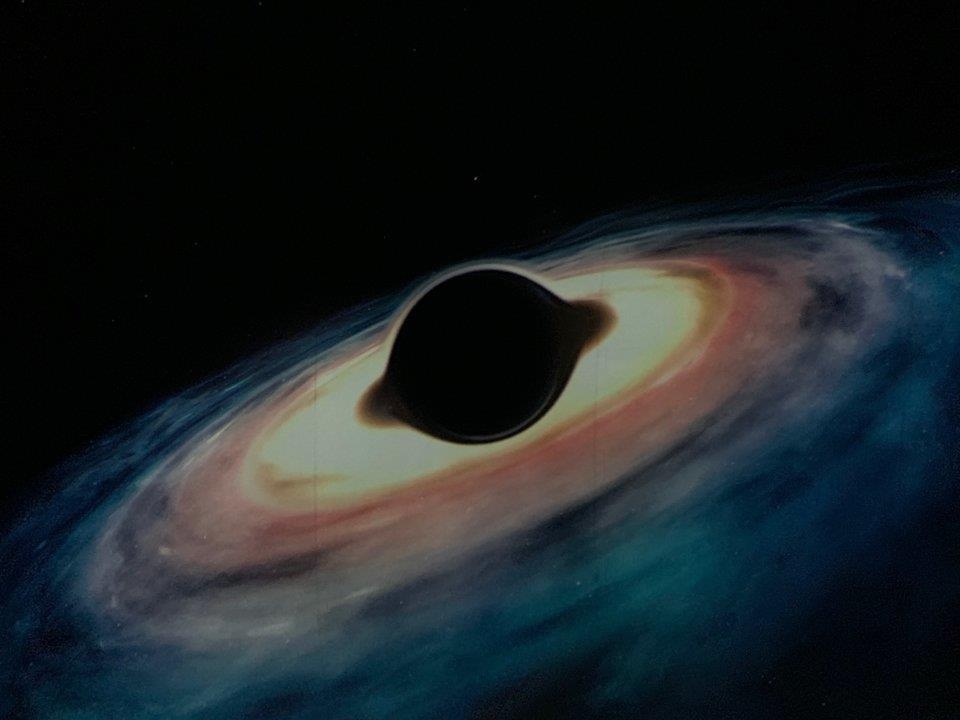 Cam giac khi dung ben trong mot 'ho den' nhu the nao hinh anh