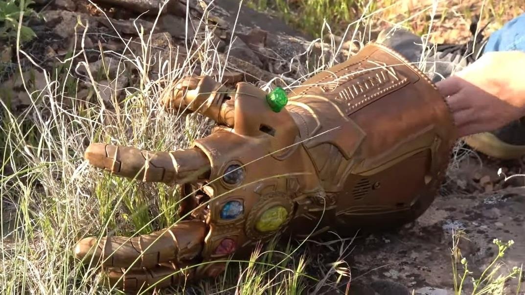 Ben trong gang tay vo cuc Thanos anh 8