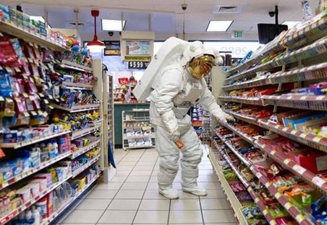 Phi hanh gia an gi ngoai khong gian? hinh anh