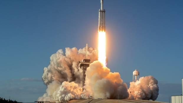 Bat chap suong mu, SpaceX cat va ha canh thanh cong Falcon 9 hinh anh