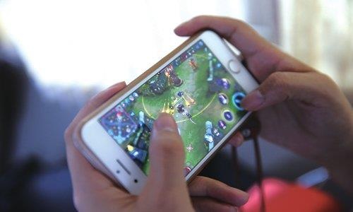 Me 'cay' game giup con tap trung on thi dai hoc hinh anh