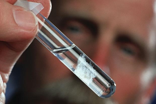 16 GB tri thuc nhan loai dang chua trong ong nghiem nho nay hinh anh