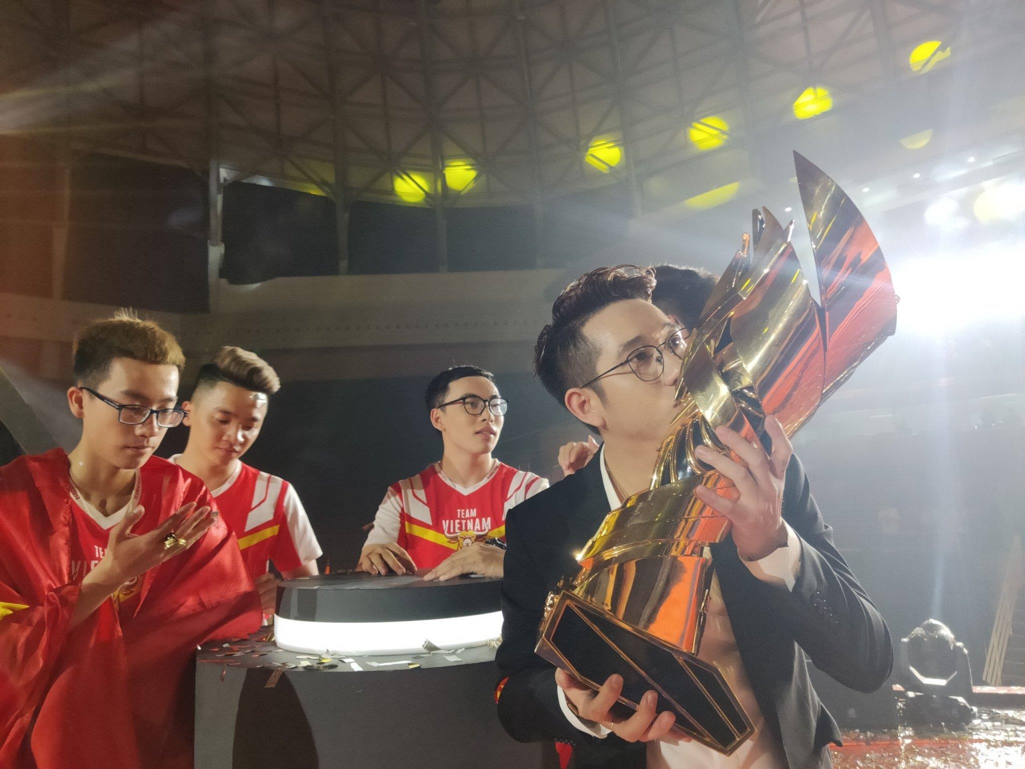 HLV Team Flash: 'Chung toi se mang HCV SEA Games ve cho Viet Nam' hinh anh