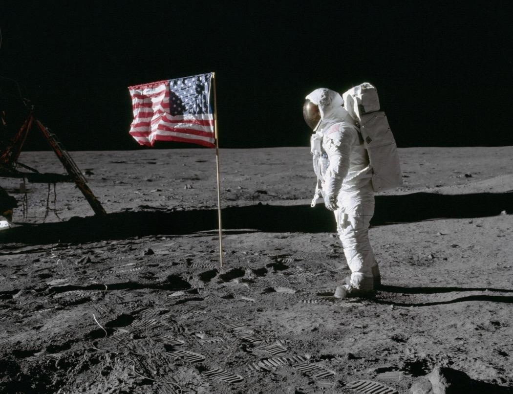 50 nam truoc, con nguoi da bo lai nhung gi tren Mat trang? hinh anh