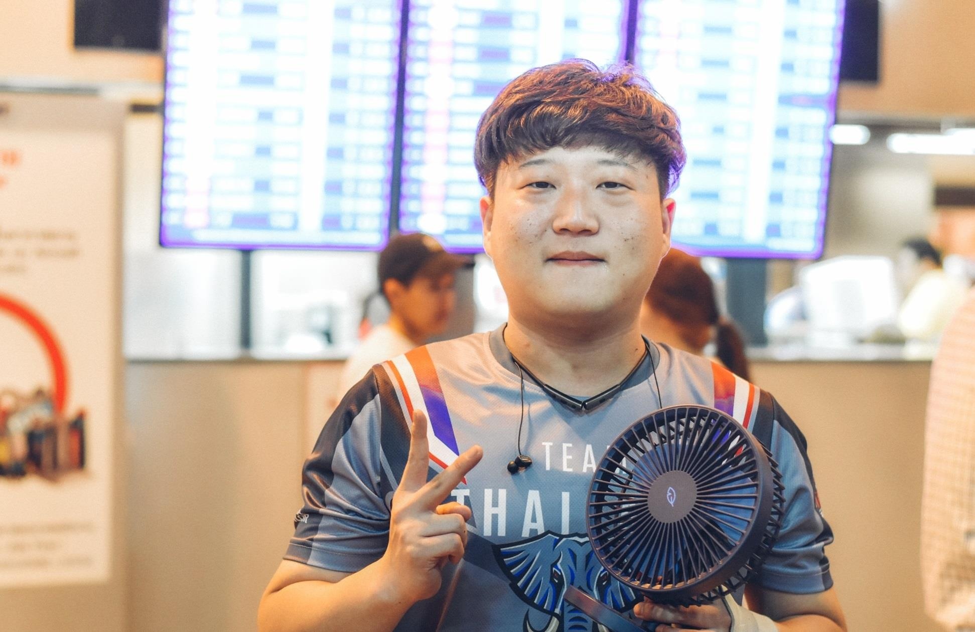 Cuu vo dich Lien Quan the gioi xin viec lam anh 2