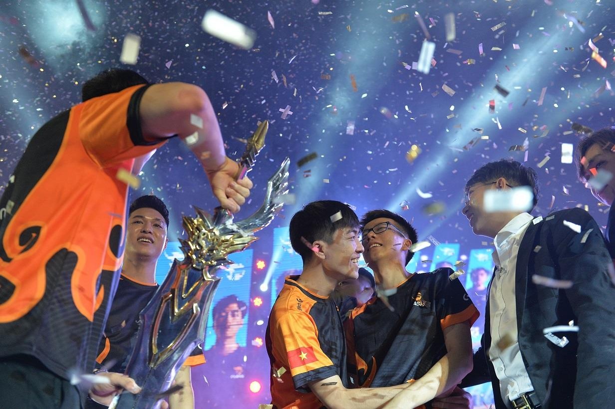 Xuan Bach: 'No ne danh hieu song Team Flash se khong dung lai' hinh anh