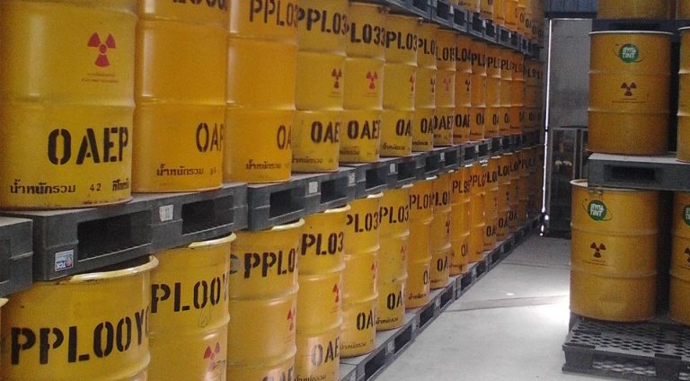 Nha vat ly tung doat Nobel muon xu ly chat thai phong xa bang laser hinh anh