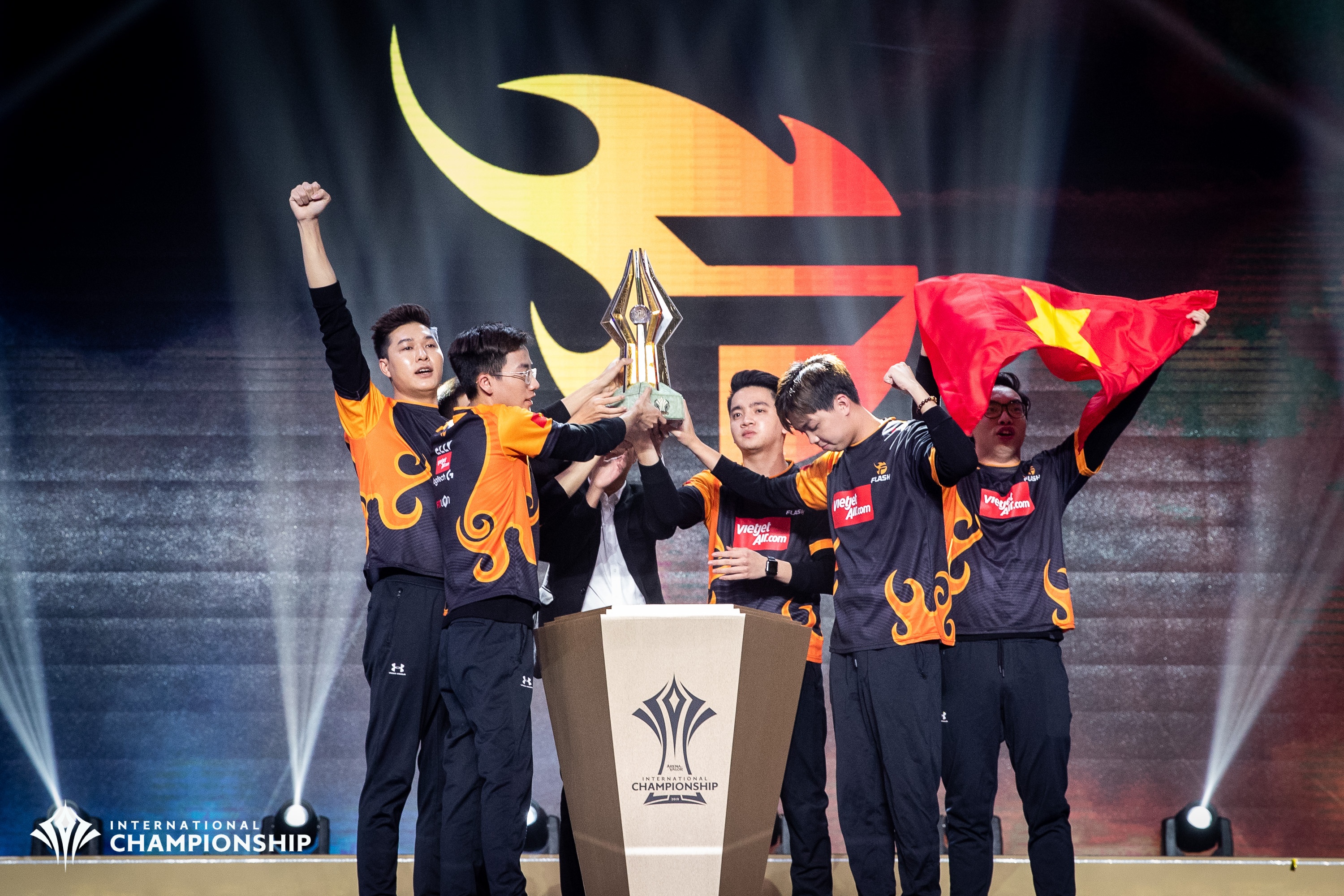 ProE Team Flash khóc vì nhạc AIC quá buồn ảnh 5 ProE Team Flash khoc vi nhac AIC qua buon anh 5