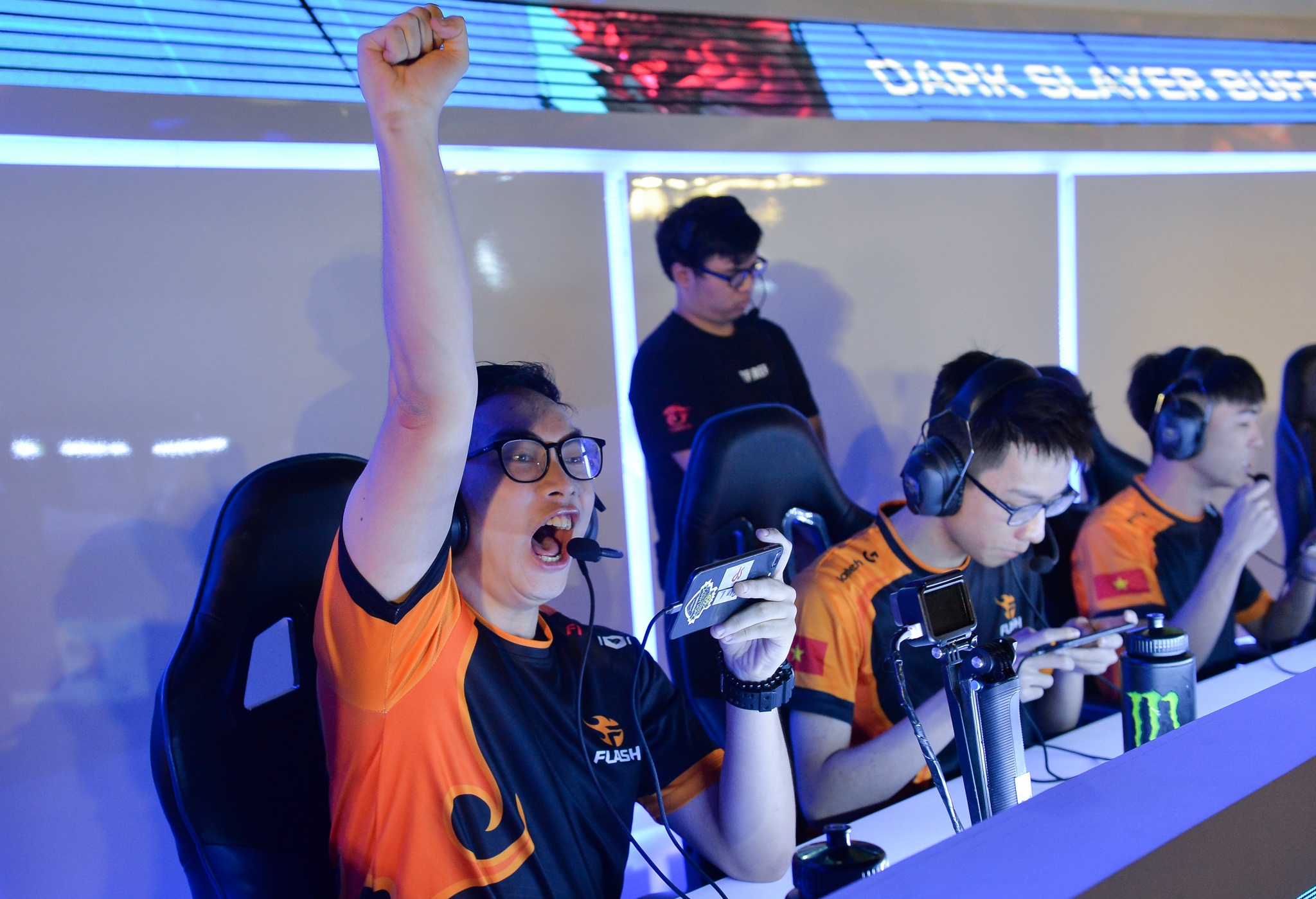 ProE Team Flash khóc vì nhạc AIC quá buồn ảnh 3 ProE Team Flash khoc vi nhac AIC qua buon anh 3