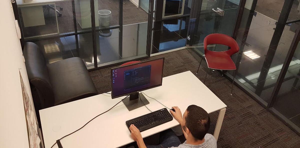 May tinh co the bi hack chi qua do sang man hinh hinh anh