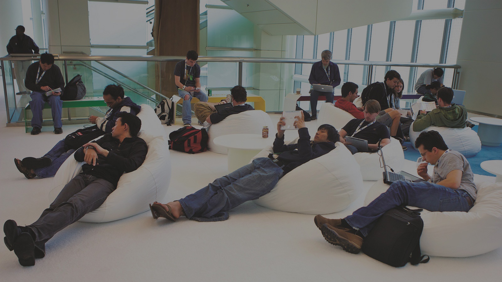 Van phong dep, coi cong ty la nha va 'ban mau' het tuoi tre hinh anh