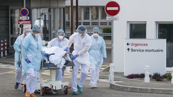 Ben trong may bay y te cua Phap anh 2