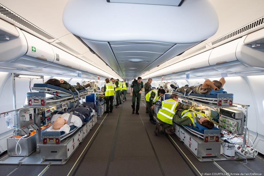 Ben trong 'benh vien tren khong' chuyen cho nguoi mac Covid-19 hinh anh