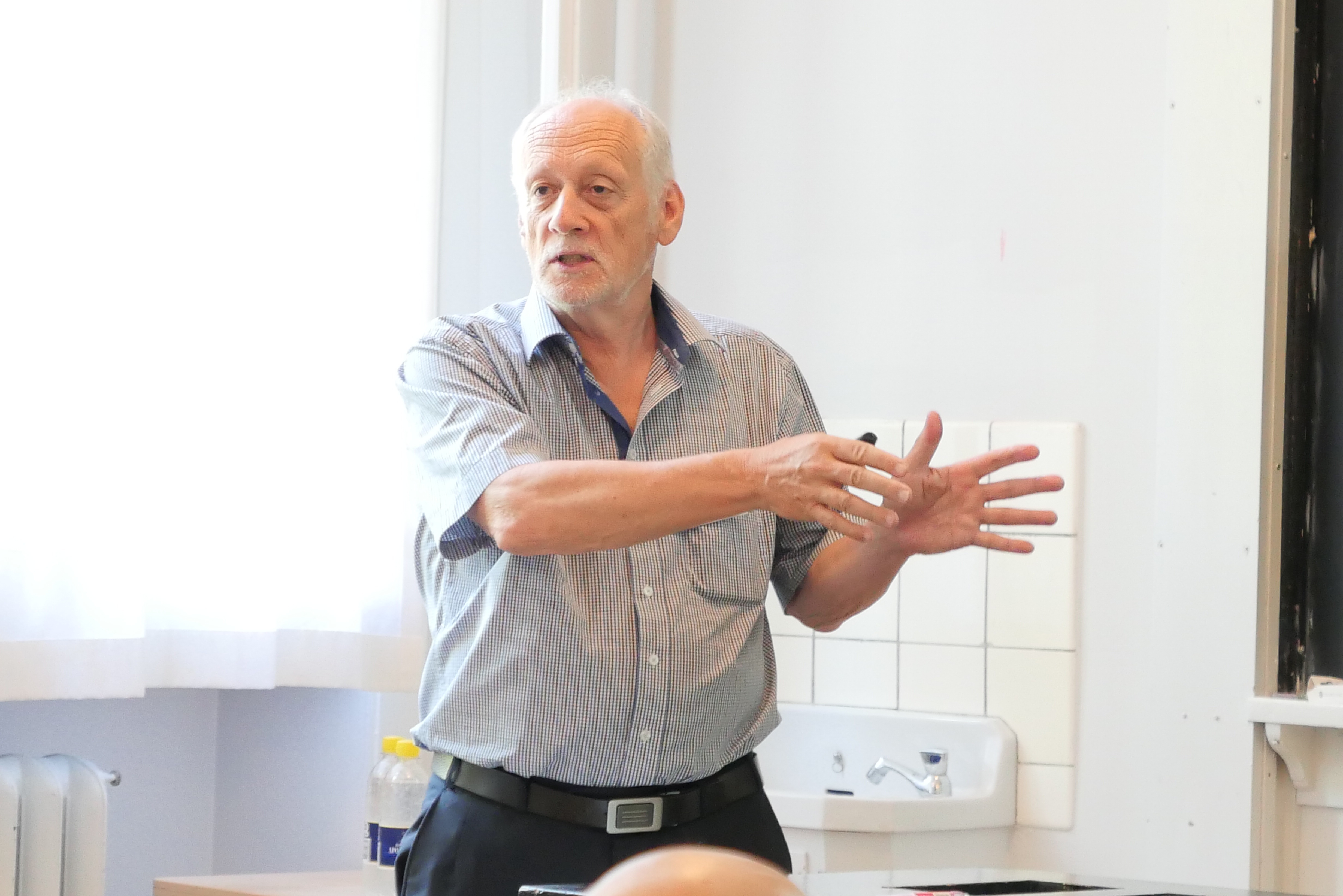 Day la nguoi dan ong dang chung minh Einstein sai anh 1