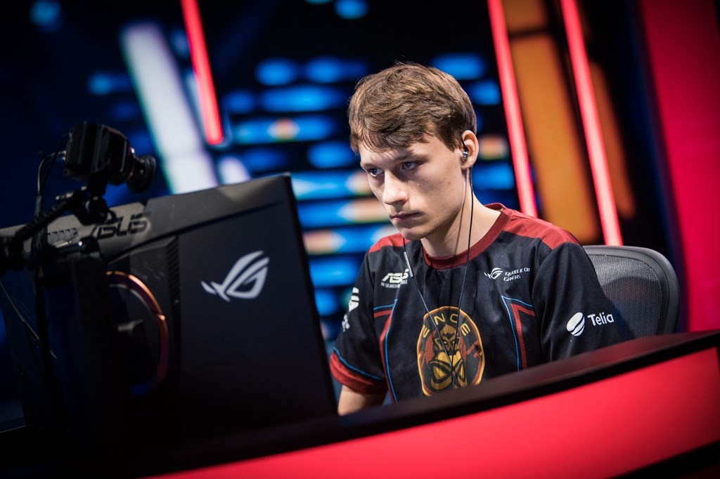 Thao tac tay chong mat cua tuyen thu eSports anh 4