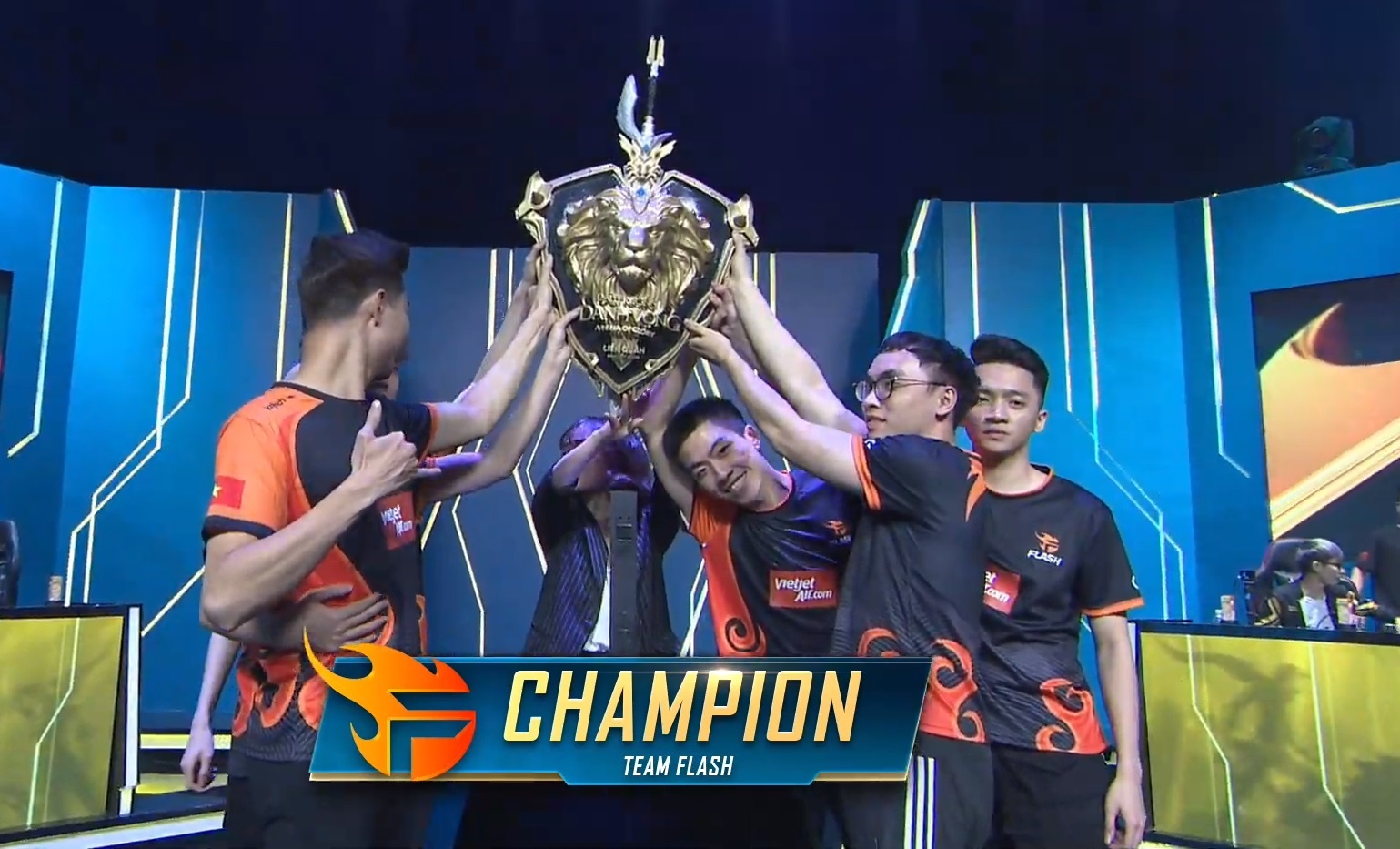 Team Flash vo dich Lien Quan Mobile lan thu 4 lien tiep hinh anh