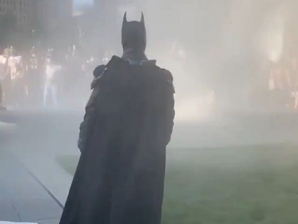 'Batman' xuat hien giua bieu tinh My hinh anh