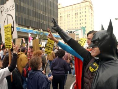 'Batman' binh tinh di vao dam dong bieu tinh hinh anh