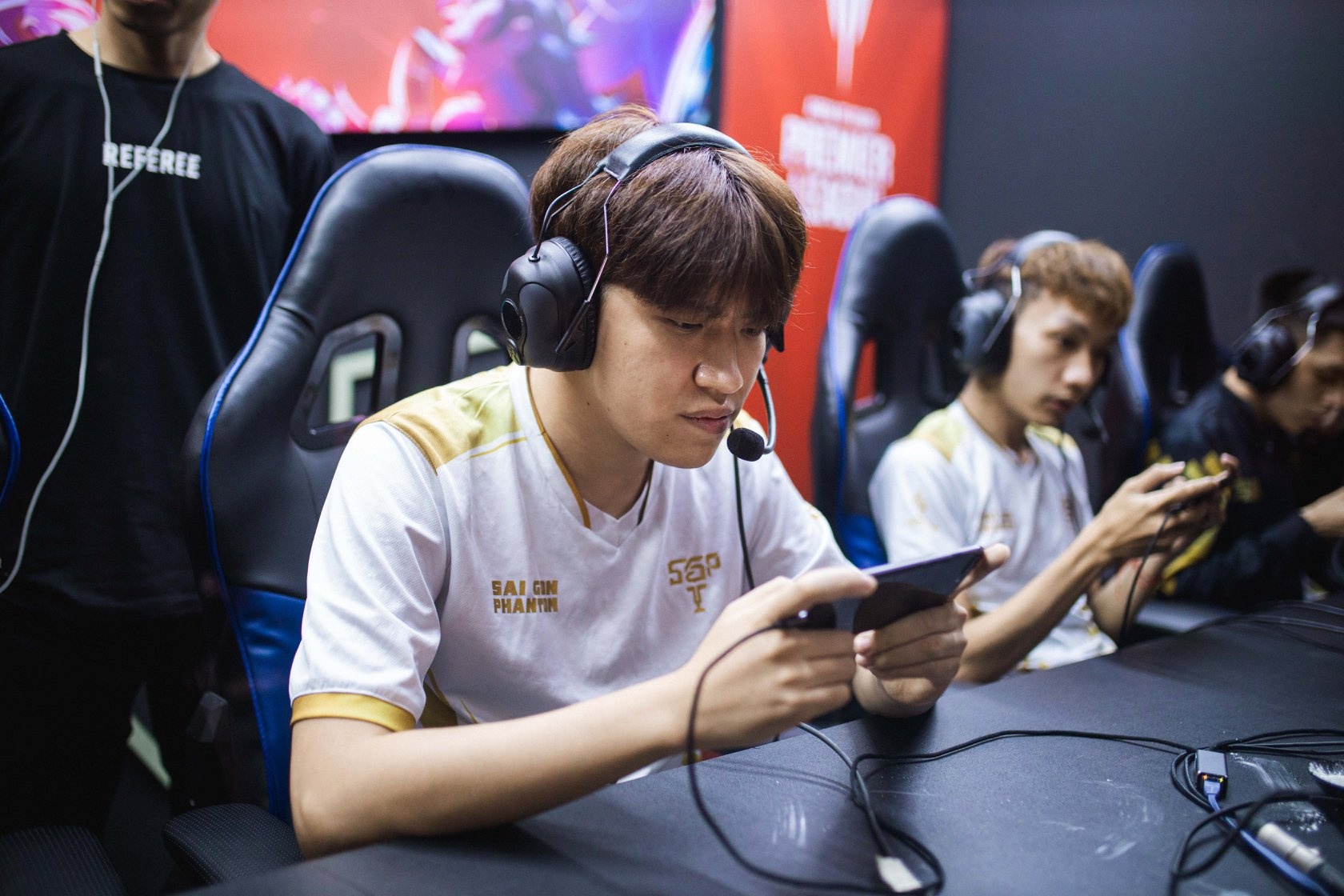 Dai dien VN chat vat hoa doi Lien Quan Thai Lan hinh anh