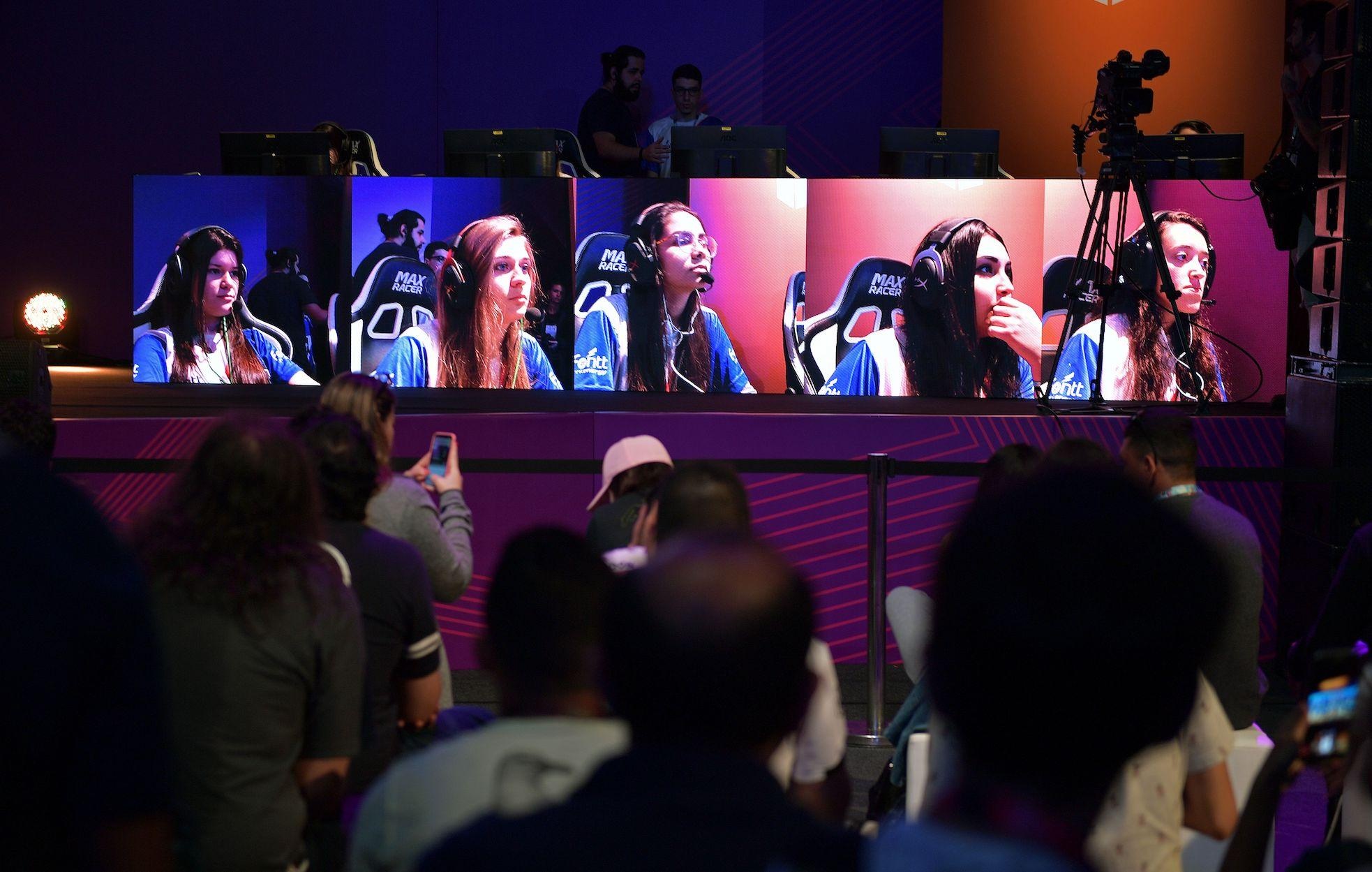 Dang sau nan quay roi,  phan biet gioi tinh trong lang gaming anh 2