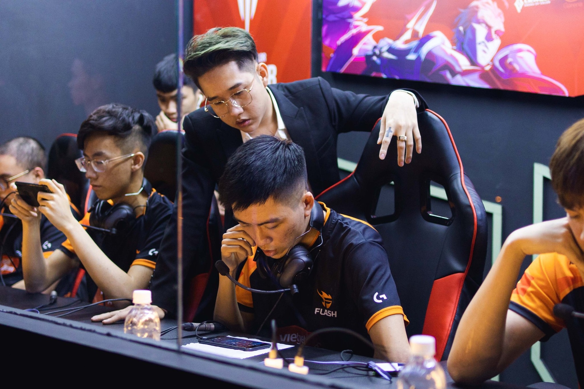 Team Flash thua trang 2 van truoc FAP TV hinh anh