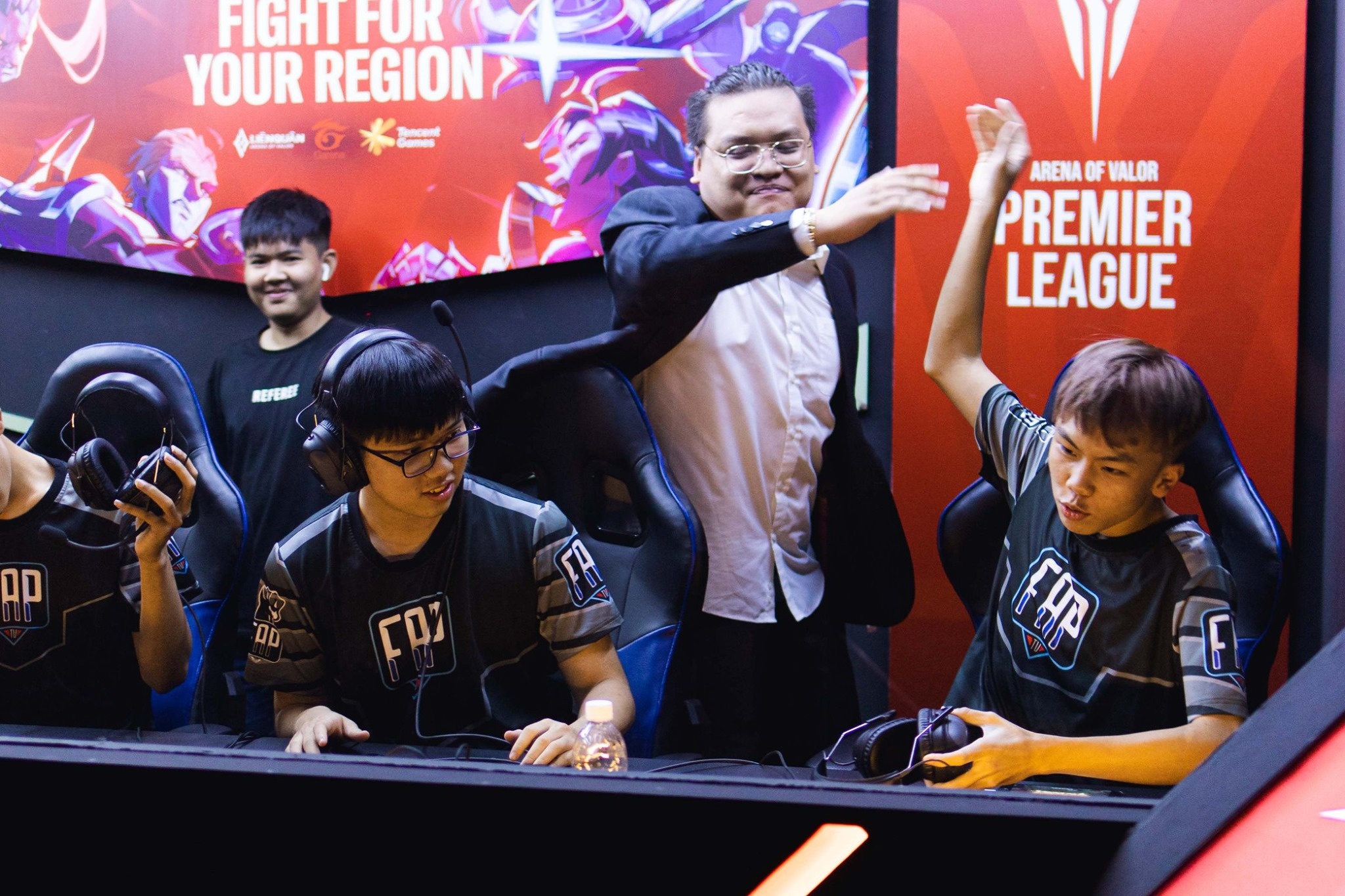 FAP TV quat nga Team Flash, cam hoa DKVD Lien Quan Thai Lan hinh anh