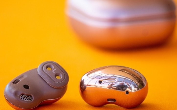 Chi tiet tai nghe khong day 'hat dau' Galaxy Buds Live gia 169 USD hinh anh