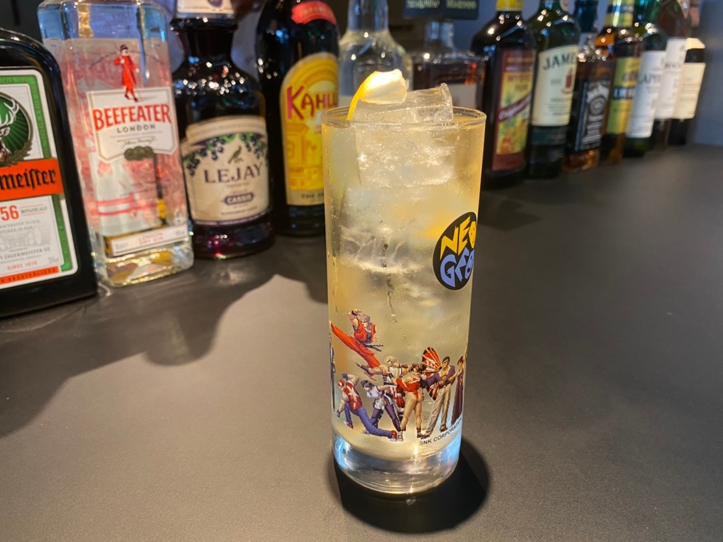 Quan bar dien tu thung doc dao tai Nhat Ban anh 4