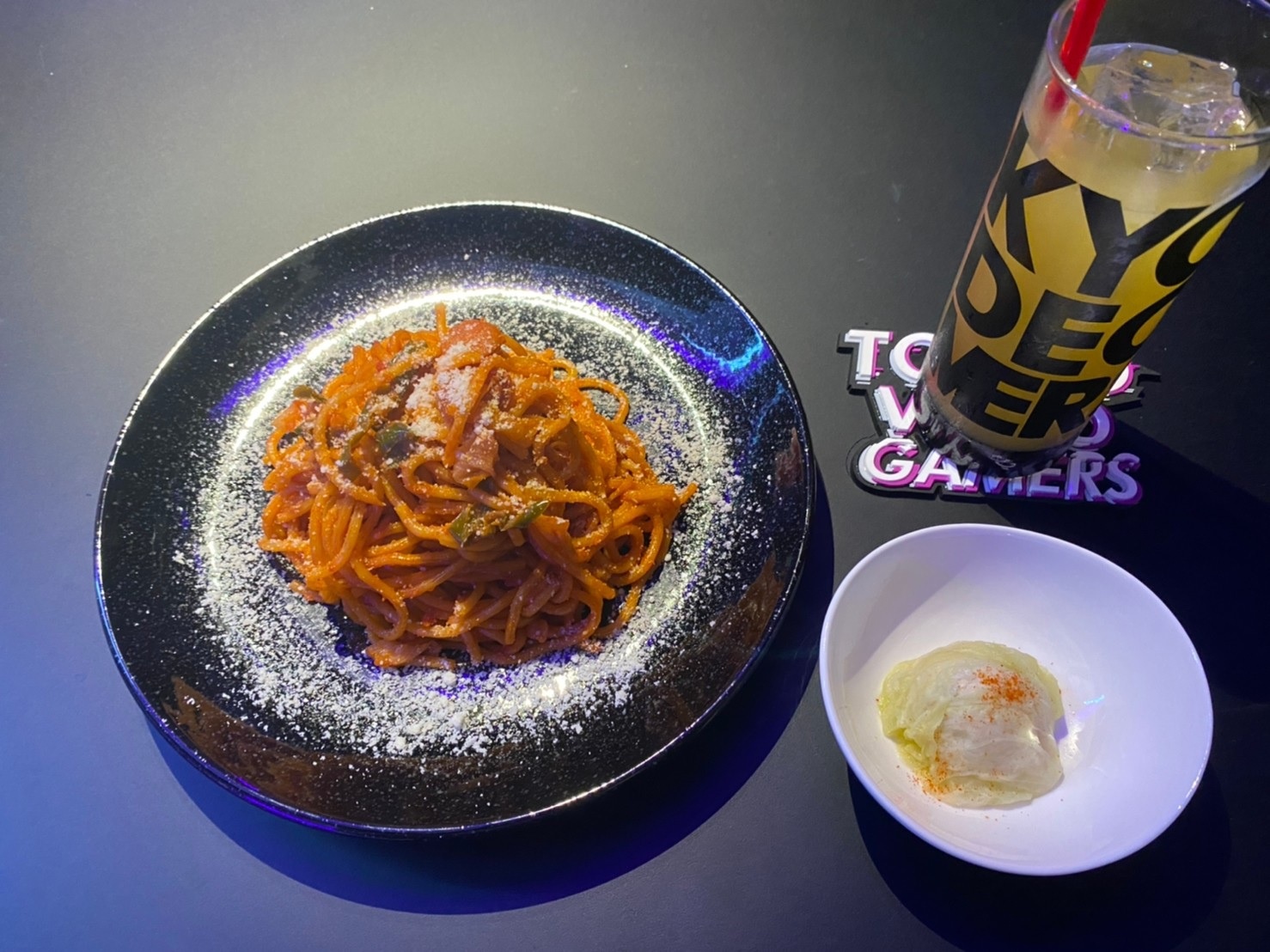 Quan bar dien tu thung doc dao tai Nhat Ban anh 6