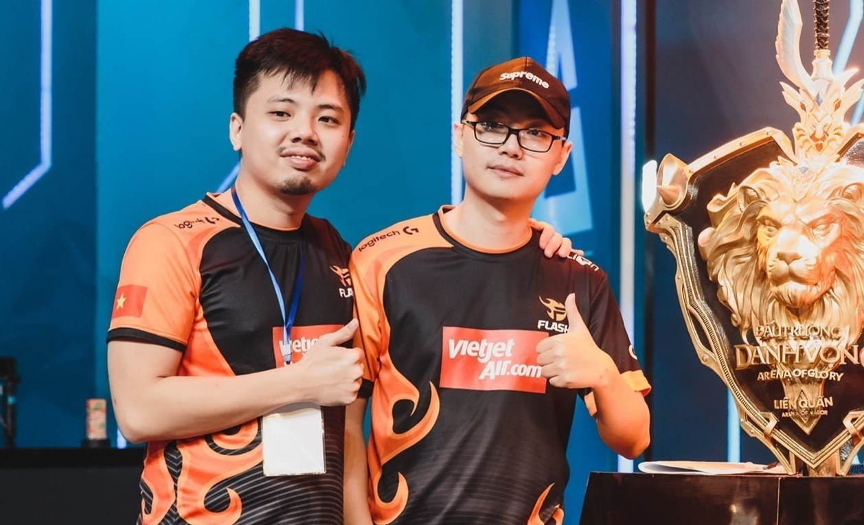 Team Flash that bai, ong Phuong 'Top' to cong ty bung tien hinh anh