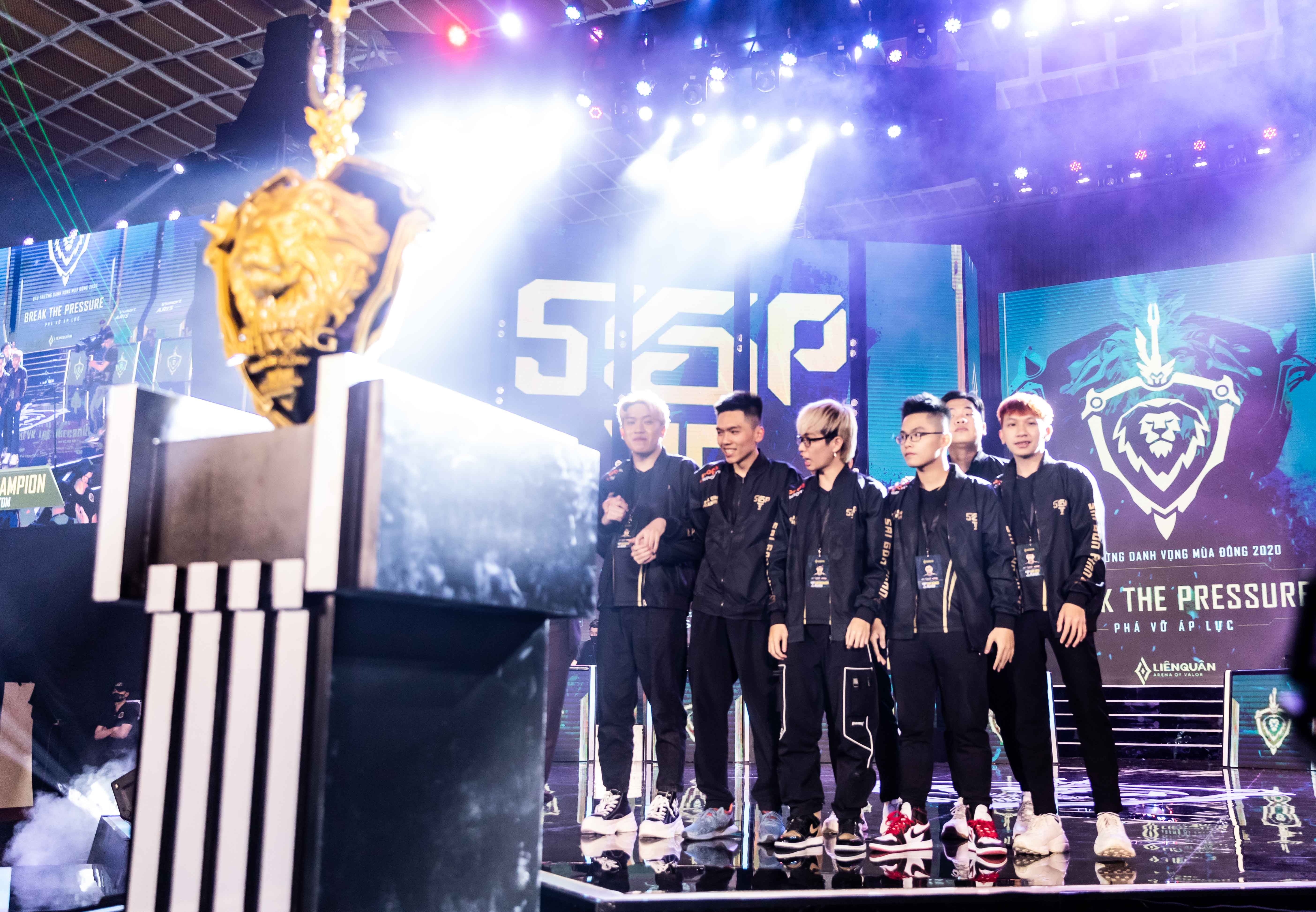 Lai Bang gianh tien thuong mua dien thoai tang me anh 1