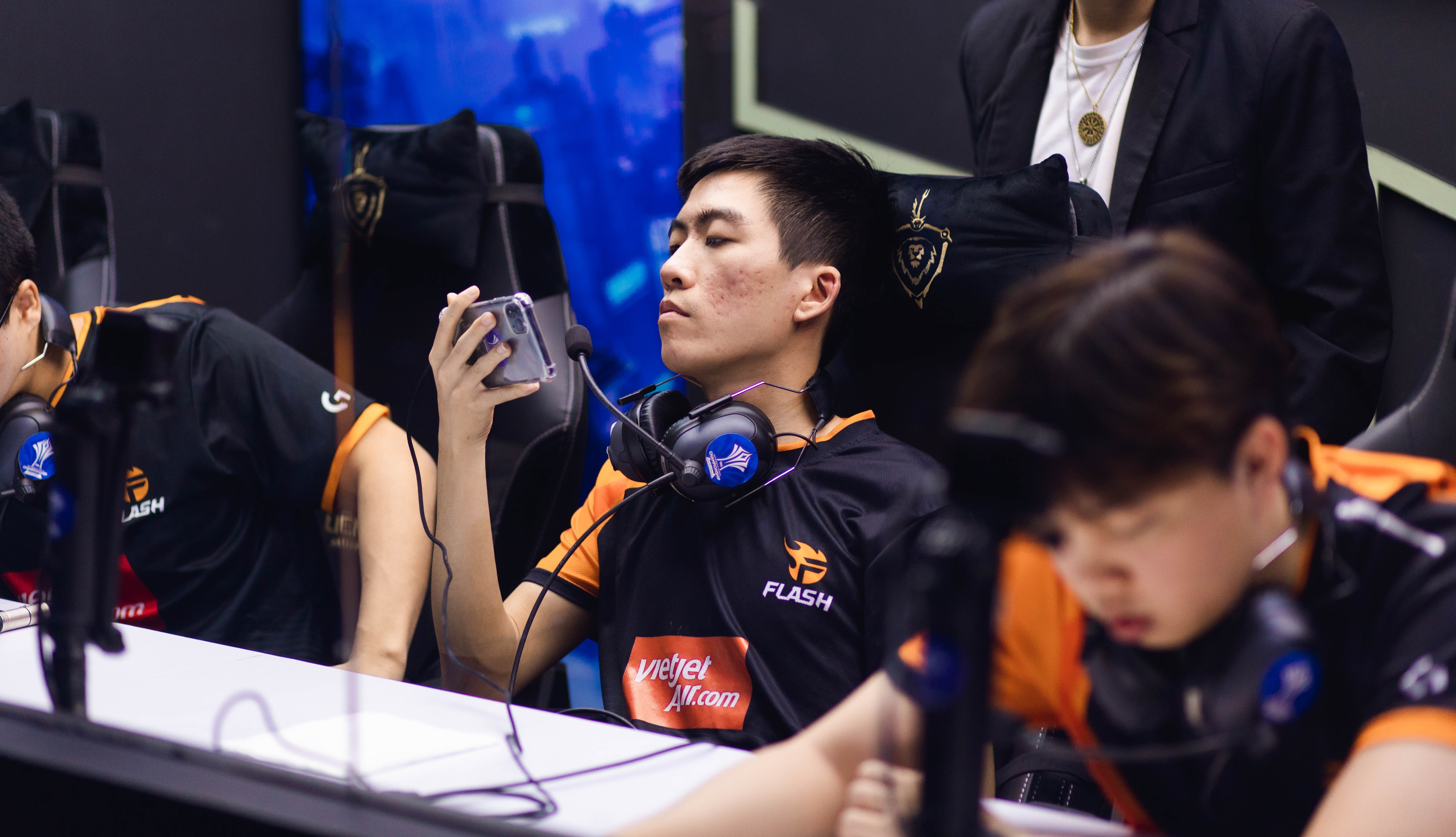 Team Flash dang huy diet Lien Quan AIC bang cac tuong tro thu cua ProE hinh anh