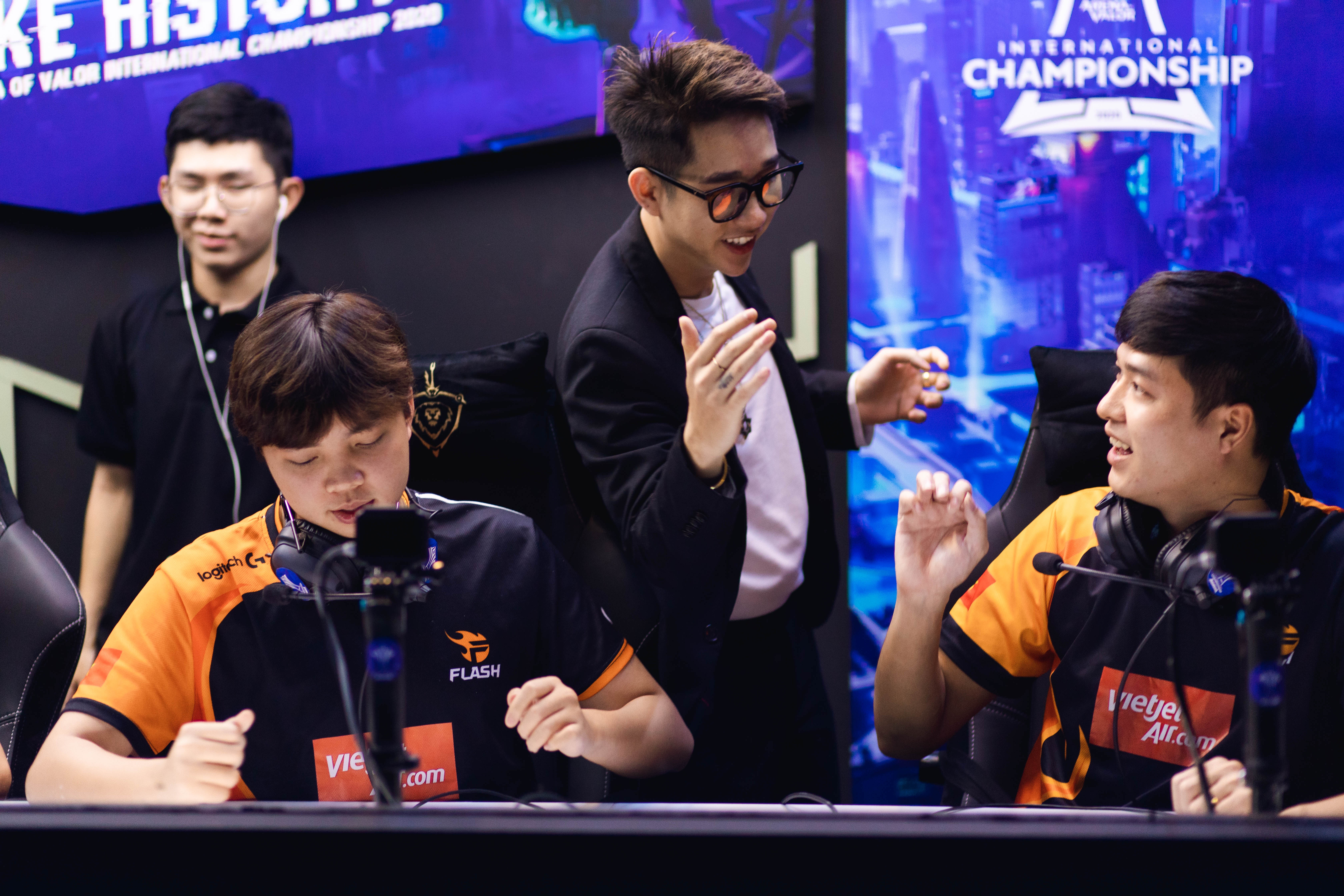 Team Flash dang huy diet Lien Quan AIC bang cac tuong tro thu anh 3