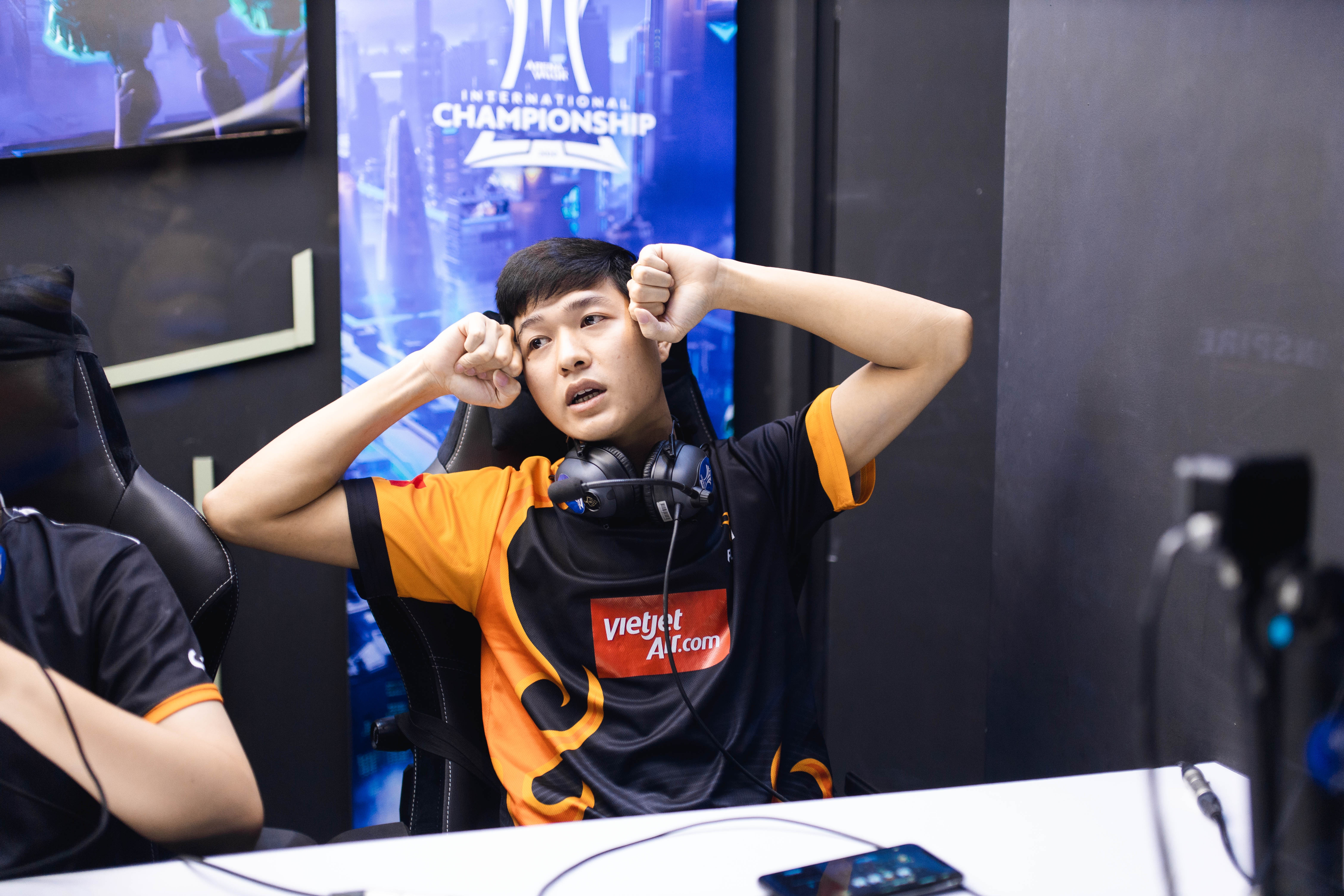 HLV Team Flash chi trich cach binh luan cua BLV Garena Lien Quan anh 2