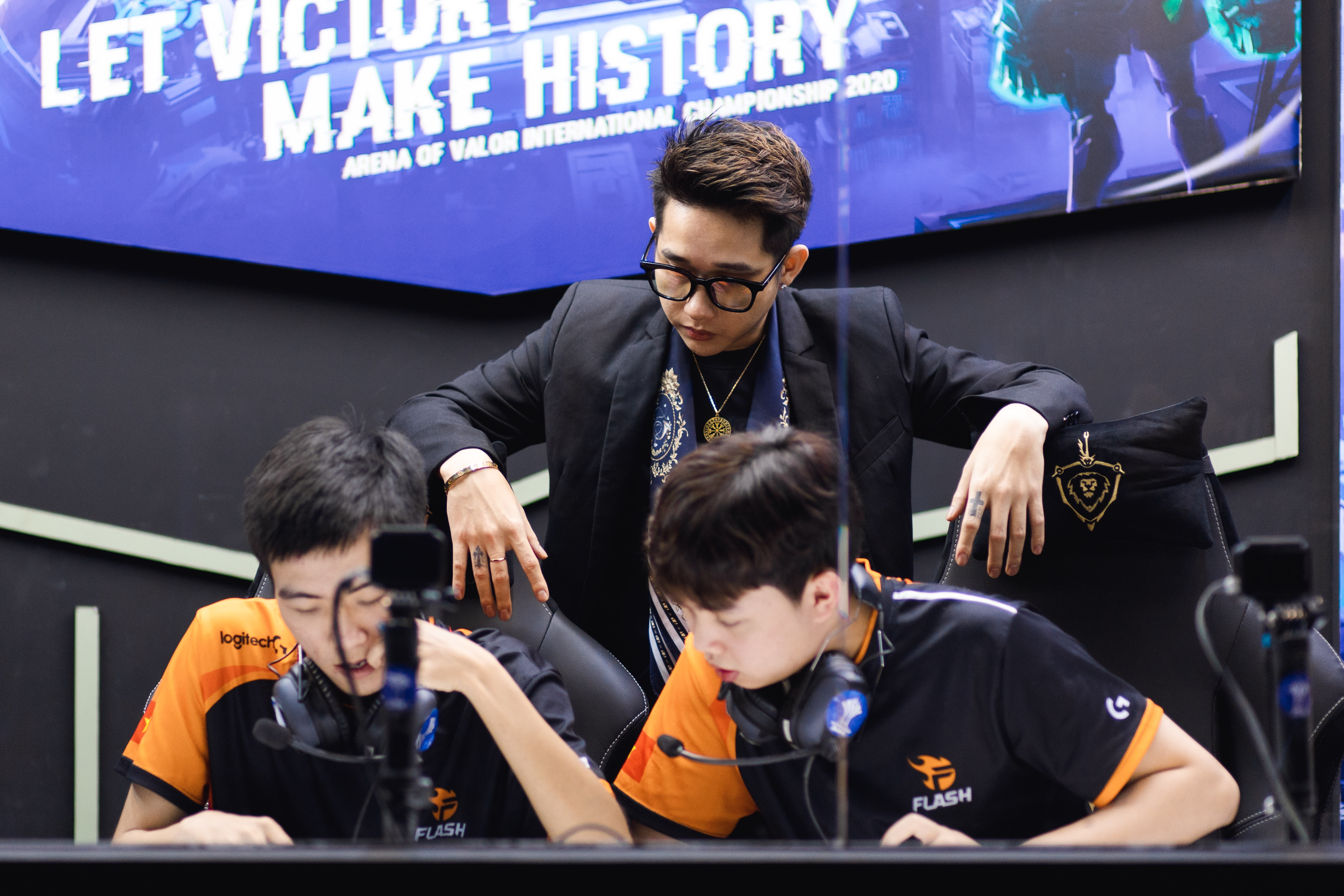 HLV Team Flash phan ung gay gat loi binh luan cua BLV Garena Lien Quan hinh anh