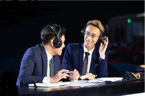 The nao la mot binh luan vien eSports chuyen nghiep? hinh anh